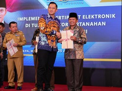 Menteri AHY Serahkan 13 Sertifikat Hak Pengelolaan Tanah Ulayat di Jambi