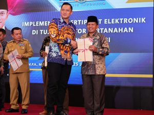 Menteri AHY Serahkan 13 Sertifikat Hak Pengelolaan Tanah Ulayat di Jambi Menteri AHY Serahkan 13 Sertifikat Hak Pengelolaan Tanah Ulayat di Jambi