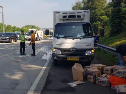 Mobil Boks Muatan Sembako Pecah Ban di Tol Cijago Depok, Sudah Dievakuasi