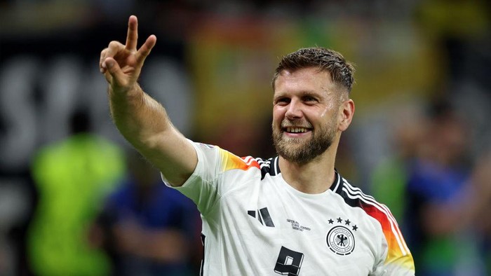 FRANKFURT AM MAIN, GERMANY - JUNE 23: Niclas Füllkrug of Germany celebrate with the fans after their sides victory the UEFA EURO 2024 group stage match between Switzerland and Germany at Frankfurt Arena on June 23, 2024 in Frankfurt am Main, Germany. (Photo by Stefan Matzke - sampics/Getty Images)