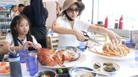 Nikmat! Sarwendah Cicip Kepiting Raksasa di Korea Bareng 3 Anaknya