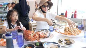 Nikmat! Sarwendah Cicip Kepiting Raksasa di Korea Bareng 3 Anaknya