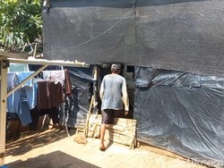 Mirisnya Pasutri di Pemalang, 2 Tahun Tinggal di Gubuk Berdinding Plastik
