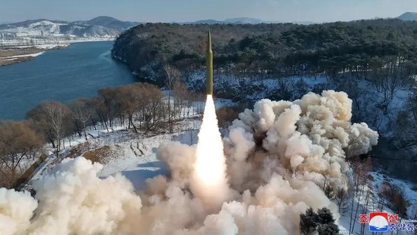 Peluncuran rudal hipersonik Korut pada Januari lalu Ballistic missile, said to be solid-fuel and hypersonic, launches during a test at an unspecified location in North Korea in this picture released by the Korean Central News Agency on January 14, 2024. (Reuters)