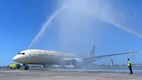 Potret Pesawat Etihad Airways Disiram Air Saat Mendarat di Bandara Bali