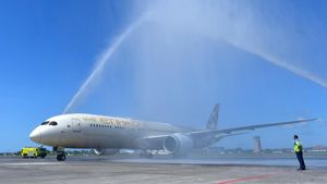 Potret Pesawat Etihad Airways Disiram Air Saat Mendarat di Bandara Bali