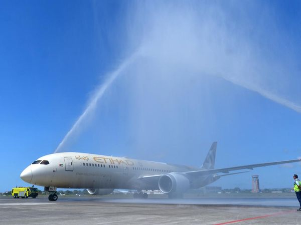Potret Pesawat Etihad Airways Disiram Air Saat Mendarat di Bandara Bali