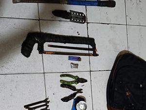 2 Pria Pengangguran di Jakbar Ditangkap Usai Gasak Kabel PLN 2 Pria Pengangguran di Jakbar Ditangkap Usai Gasak Kabel PLN