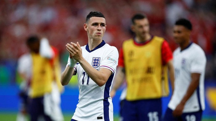 FILE PHOTO: Soccer Football - Euro 2024 - Group C - Denmark v England - Frankfurt Arena, Frankfurt, Germany - June 20, 2024 Englands Phil Foden applauds fans after the match REUTERS/John Sibley/File Photo