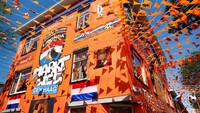 Bukan hanya bagian luar jalan yang dilapisi plastik oranye, slogan sepak bola, dan singa Belanda – ruang tamu di rumah pun penuh dengan memorabilia tim Belanda.
