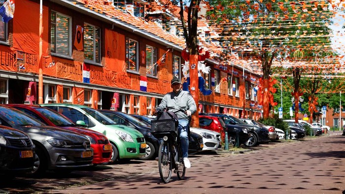 Potret Jalanan di Belanda Jadi Oranye Semarakkan Euro 2024 Dutch street is decorated totally orange in support of the Dutch soccer team at Euro 2024 in The Hague, Netherlands, June 5, 2024. REUTERS/Piroschka van de Wouw