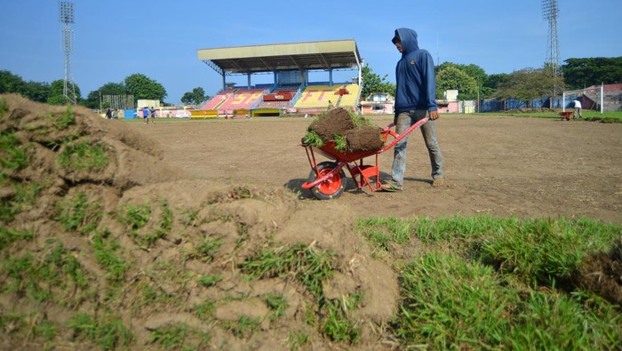 Potret Stadion H Agus Salim Padang Direnovasi Berstandar Liga 1 Sejumlah pekerja mengupas rumput lapangan Stadion H Agus Salim di Padang, Sumatera Barat, Rabu (26/6/2024). Manajemen Semen Padang FC merenovasi Stadion GOR Haji Agus Salim Padang yang akan dijadikan kandang tim Kabau Sirah itu dalam mengarungi Liga 1 musim 2024-2025 termasuk mengganti rumput dengan rumput jenis Zoysia Matrella yang langsung dikerjakan oleh ahli rumput Supomo Hariyadi dan tim. ANTARA FOTO/Iggoy el Fitra/foc.