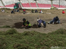 Pengangkatan media tanam rumput di SUGBK ini dikerjakan oleh 50 pekerja, renovasi ini dimulai dari pemeriksaan laboratorium, sterilisasi media tanam, leveling media tanam, penanaman rumput, proses grow-in dan perawatan intens, dan uji fungsi dan monitoring visual lapangan.