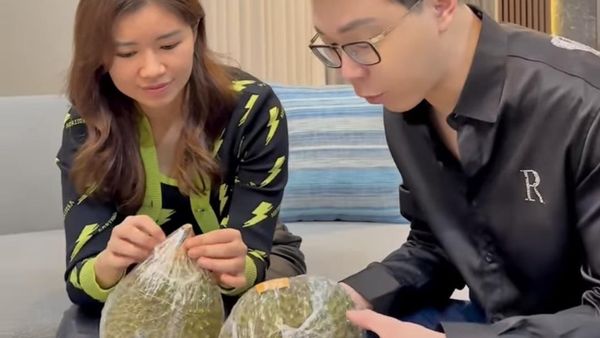 Dokter Richard Lee dan Istri Romantis Belah Duren Bareng