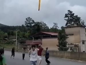 Roket China Jatuh dari Langit Lepaskan Gas Kanker, Warga Berhamburan Roket China Jatuh dari Langit Lepaskan Gas Kanker, Warga Berhamburan