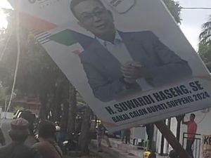 Baliho Bacalon Bupati Soppeng Dibongkar Pemkab, Pemilik Reklame Protes Baliho Bacalon Bupati Soppeng Dibongkar Pemkab, Pemilik Reklame Protes