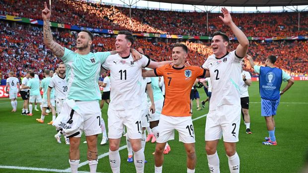 SOCCER-EURO-NLD-AUT/REPORT Soccer Football - Euro 2024 - Group D - Netherlands v Austria - Berlin Olympiastadion, Berlin, Germany - June 25, 2024 Austria's Marko Arnautovic, Michael Gregoritsch, Christoph Baumgartner and Maximilian Wober celebrate after the match REUTERS/Annegret Hilse