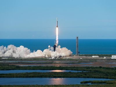 SpaceX Luncurkan Roket Falcon Heavy yang Bawa Satelit Cuaca