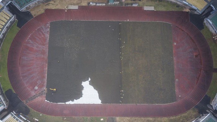 Sejumlah pekerja menyelesaikan renovasi rumput Stadion Patriot Chandrabhaga di Bekasi, Jawa Barat, Selasa (25/6/2024). Renovasi Stadion Patriot merupakan program kerjasama PSSI bersama FIFA untuk meningkatkan kualitas stadion di Indonesia yang saat ini progresnya telah mencapai 21 persen dan ditargetkan selesai pada bulan Agustus 2024. ANTARA FOTO/Fakhri Hermansyah/YU