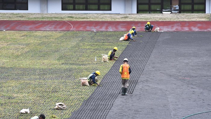 Sejumlah pekerja menyelesaikan renovasi rumput Stadion Patriot Chandrabhaga di Bekasi, Jawa Barat, Selasa (25/6/2024). Renovasi Stadion Patriot merupakan program kerjasama PSSI bersama FIFA untuk meningkatkan kualitas stadion di Indonesia yang saat ini progresnya telah mencapai 21 persen dan ditargetkan selesai pada bulan Agustus 2024. ANTARA FOTO/Fakhri Hermansyah/YU