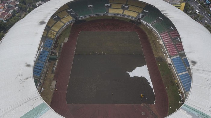 Stadion Patriot Chandrabhaga Direnovasi Berstandar FIFA Sejumlah pekerja menyelesaikan renovasi rumput Stadion Patriot Chandrabhaga di Bekasi, Jawa Barat, Selasa (25/6/2024). Renovasi Stadion Patriot merupakan program kerjasama PSSI bersama FIFA untuk meningkatkan kualitas stadion di Indonesia yang saat ini progresnya telah mencapai 21 persen dan ditargetkan selesai pada bulan Agustus 2024. ANTARA FOTO/Fakhri Hermansyah/YU