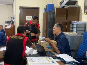 Kepanikan Nasabah Saat Kejari Usut Korupsi di BPR Bank Cirebon Kepanikan Nasabah Saat Kejari Usut Korupsi di BPR Bank Cirebon