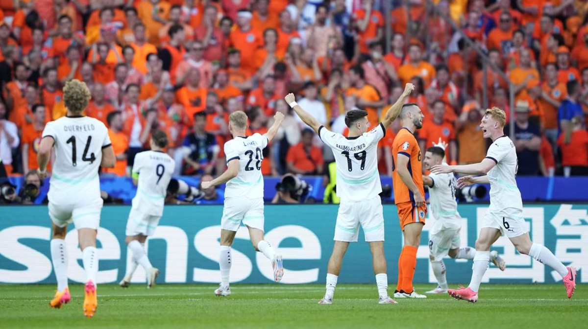 Pemain Austria merayakan kemenangan atas Belanda, yang memastikan mereka lolos ke 16 besar Euro 2024. (Foto: Ebrahim Noroozi/AP)