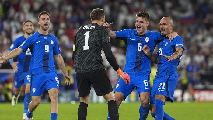 COLOGNE, GERMANY - JUNE 25: Slovenias defender Jaka Bijol (6) Slovenias goalkeeper Jan Oblak (01) and Slovenias defender Vanja Drkusic (21) and teammates celebrate qualifying for the knock-out stages on the pitch after the UEFA EURO 2024 Group C match between England and Slovenia at Cologne Stadium in Cologne, Germany on June 25, 2024. (Photo by Emin Sansar/Anadolu via Getty Images)