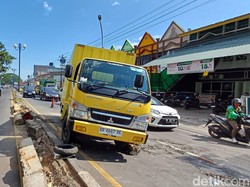 Truk Boks Terbalik di Maccopa Poros Makassar-Maros, Lalin Macet 3 Km