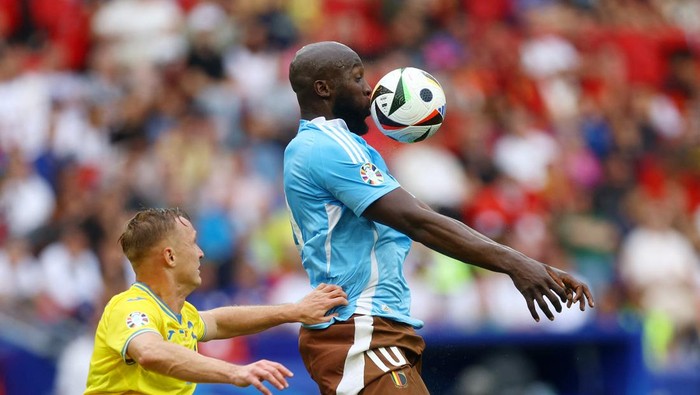 Soccer Football - Euro 2024 - Group E - Ukraine v Belgium - Stuttgart Arena, Stuttgart, Germany - June 26, 2024 Belgiums Romelu Lukaku in action with Ukraines Oleksandr Svatok REUTERS/Lee Smith