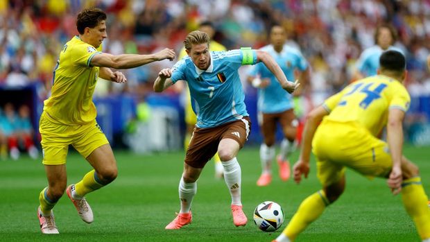 Soccer Football - Euro 2024 - Group E - Ukraine v Belgium - Stuttgart Arena, Stuttgart, Germany - June 26, 2024 Belgium's Kevin De Bruyne in action with Ukraine's Illia Zabarnyi REUTERS/Lee Smith