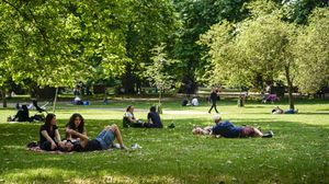 Warga London Bersantai di Taman Saat Cuaca Lagi Terik-teriknya