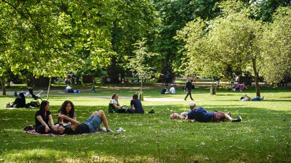 Warga London Bersantai di Taman Saat Cuaca Lagi Terik-teriknya
