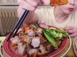 YouTuber Ini Alami Radang Tenggorokan Parah usai Mukbang Perut Babi