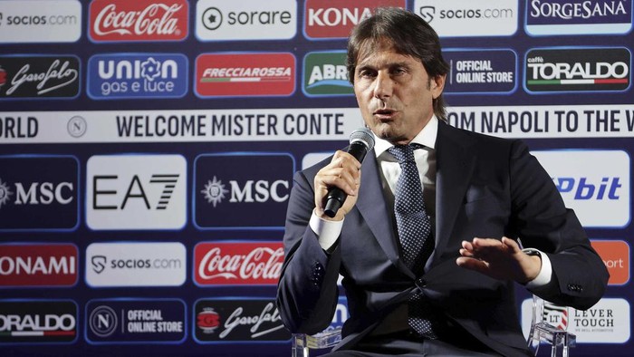 Antonio Conte speaks during his official presentation as Napoli soccer teams new coach in Naples, Italy, Wednesday, June 26, 2024. (Alessandro Garofalo/LaPresse via AP)