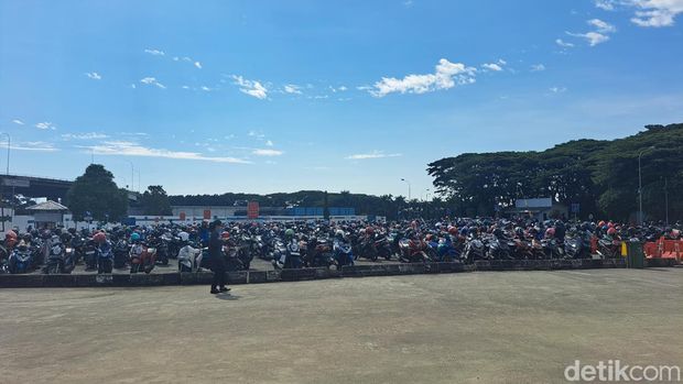 Area parkir motor Bandara Sultan Hasanuddin.