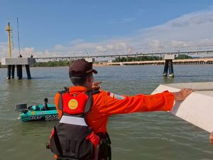 Kru Kapal di Balikpapan Diduga Hilang Diterkam Buaya saat Antar Sembako Kru Kapal di Balikpapan Diduga Hilang Diterkam Buaya saat Antar Sembako