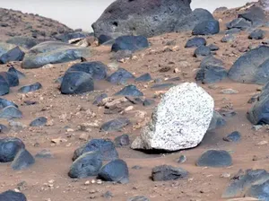 Pertama Kalinya, NASA Temukan Batu Berwarna Terang di Mars Pertama Kalinya, NASA Temukan Batu Berwarna Terang di Mars