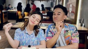 Cantiknya Frislly Herlind, Jadi Host Acara Kuliner hingga Santai di Kafe