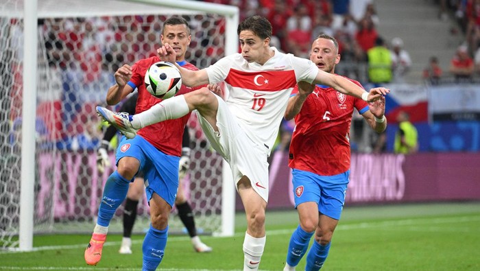 HAMBURG, GERMANY - JUNE 26: Kenan Yildiz of Turkiye battles for possession with Tomas Holes and Vladimir Coufal of Czechia during the UEFA EURO 2024 group stage match between Czechia and Turkiye at Volksparkstadion on June 26, 2024 in Hamburg, Germany. (Photo by Stuart Franklin - UEFA/UEFA via Getty Images)