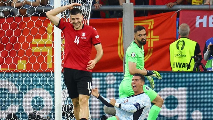 Soccer Football - Euro 2024 - Group F - Georgia v Portugal - Arena AufSchalke, Gelsenkirchen, Germany - June 26, 2024  Portugals Cristiano Ronaldo reacts before being shown a yellow card REUTERS/Bernadett Szabo