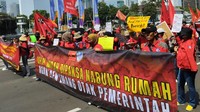 Potret Buruh Demo Tolak Tapera di Patung Kuda