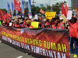 Potret Buruh Demo Tolak Tapera di Patung Kuda