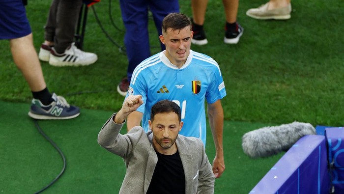 Soccer Football - Euro 2024 - Group E - Ukraine v Belgium - Stuttgart Arena, Stuttgart, Germany - June 26, 2024 Belgium coach Domenico Tedesco salutes their fans after the match REUTERS/Leonhard Simon