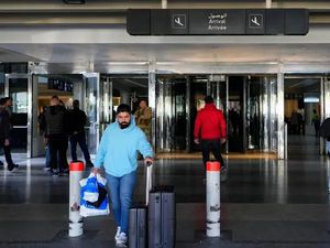 Video: Bandara Budapest Ditutup Sementara Akibat Cuaca Buruk Video: Bandara Budapest Ditutup Sementara Akibat Cuaca Buruk