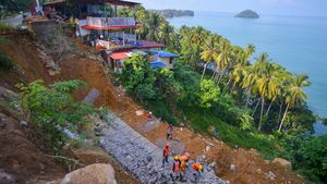 Potret Jalan Wisata Gunung Padang yang Longsor Mulai Diperbaiki