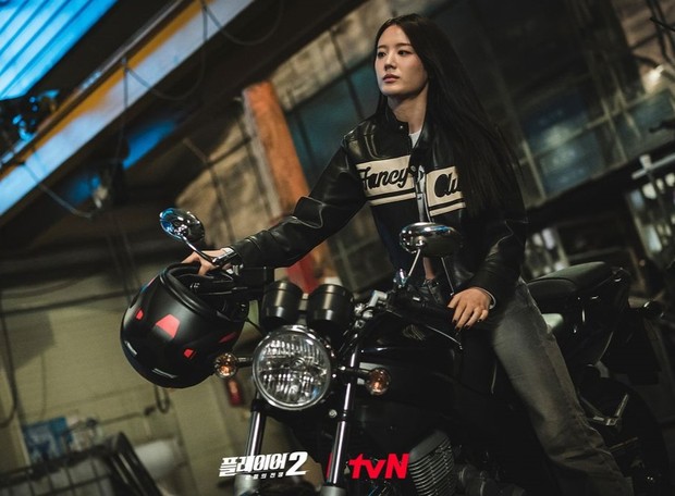 Jang Gyu Ri sebagai pengemudi di The Player 2/ Foto: instagram.com/tvn_drama