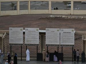 Jemaah Haji Panjatkan Doa di Makam Para Syuhada Jabal Uhud