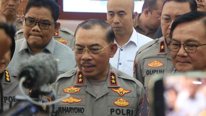 Kapolda Sumbar Irjen Suharyono memaparkan perkembangan penanganan kasus tawuran remaja di Padang. (Dok. Istimewa). Kapolda Sumbar Irjen Suharyono memaparkan perkembangan penanganan kasus tawuran remaja di Padang. (Dok. Istimewa).