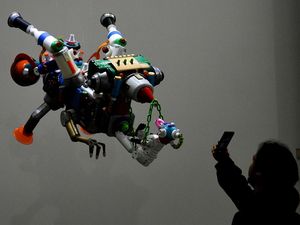 Keren! Seniman Bandung Sulap Limbah Rumah Tangga Jadi Karya Seni Keren! Seniman Bandung Sulap Limbah Rumah Tangga Jadi Karya Seni